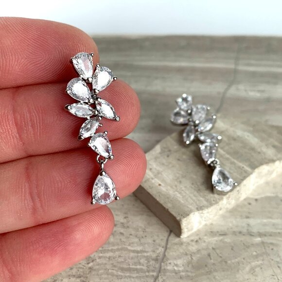 NEW~ Anthropologie APPLES & FIGS Fantasy Crystal-Cut Cluster Leaf Earrings - Picture 3 of 7